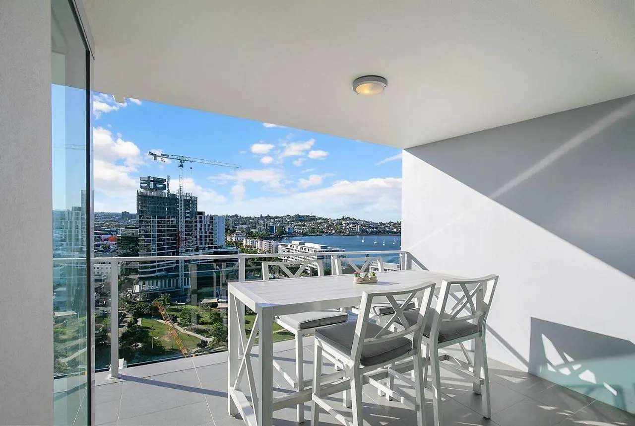 Fall In Love With Waterfront Resort-Style Living Брисбен
